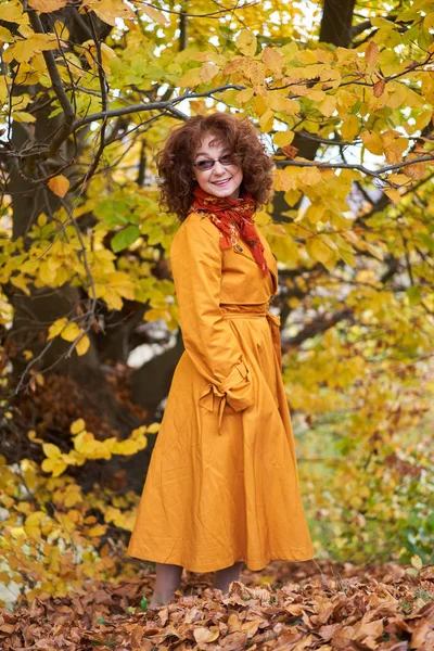 Retrato Estacional Una Mujer Madura Aire Libre Bosque Vibrante — Foto de Stock