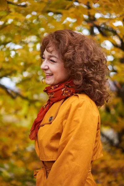 Seasonal Portrait Mature Woman Outdoor Vibrant Forest — Stock Photo, Image