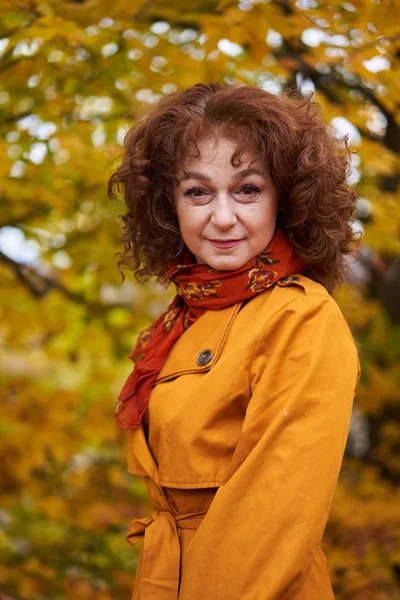 Retrato Sazonal Uma Mulher Madura Livre Floresta Vibrante — Fotografia de Stock