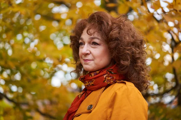 Retrato Sazonal Uma Mulher Madura Livre Floresta Vibrante — Fotografia de Stock