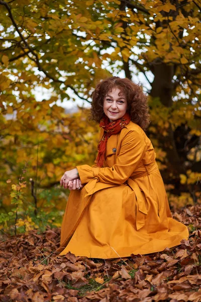 Retrato Sazonal Uma Mulher Madura Livre Floresta Vibrante — Fotografia de Stock