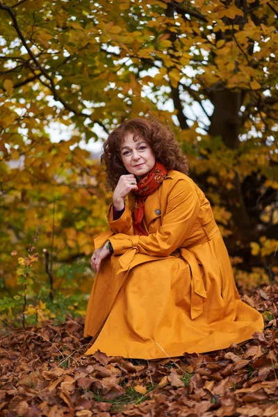 Saisonporträt Einer Reifen Frau Freien Einem Lebhaften Wald — Stockfoto