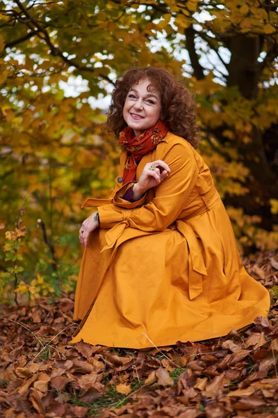 Retrato Sazonal Uma Mulher Madura Livre Floresta Vibrante — Fotografia de Stock