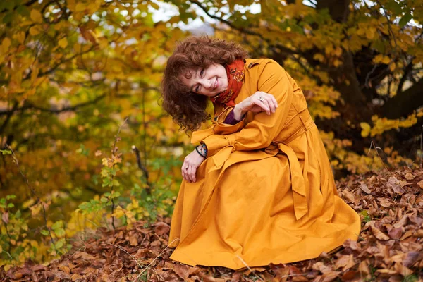 Εποχιακό Πορτρέτο Μιας Ώριμης Γυναίκας Ένα Ζωντανό Δάσος — Φωτογραφία Αρχείου