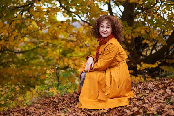 Retrato Sazonal Uma Mulher Madura Livre Floresta Vibrante — Fotografia de Stock