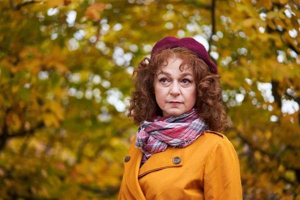 Saisonporträt Einer Reifen Frau Freien Einem Lebhaften Wald — Stockfoto