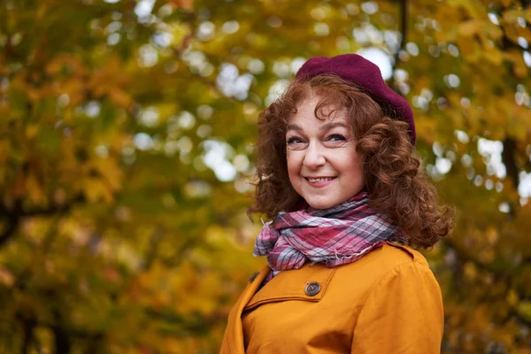 Saisonporträt Einer Reifen Frau Freien Einem Lebhaften Wald — Stockfoto