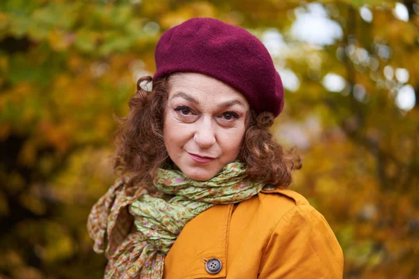 Retrato Sazonal Uma Mulher Madura Livre Floresta Vibrante — Fotografia de Stock