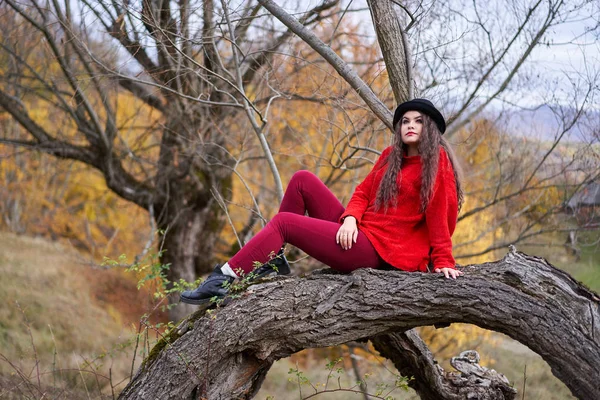 Seizoensgebonden Portret Van Een Aantrekkelijke Jonge Vrouw Buiten — Stockfoto