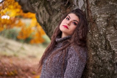 Sonbahar ormanlarında yaşayan güzel bir İspanyol genç kadının portresi.