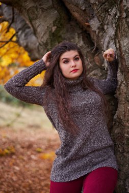 Sonbahar ormanlarında yaşayan güzel bir İspanyol genç kadının portresi.