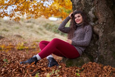 Sonbahar ormanlarında yaşayan güzel bir İspanyol genç kadının portresi.