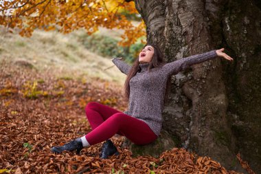 Sonbahar ormanlarında yaşayan güzel bir İspanyol genç kadının portresi.