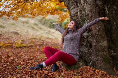 Sonbahar ormanlarında yaşayan güzel bir İspanyol genç kadının portresi.
