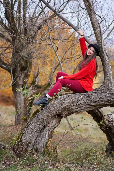 Portret Van Een Mooie Spaanse Jonge Vrouw Een Herfstbos — Stockfoto