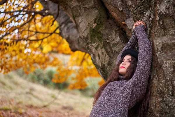 Egy Gyönyörű Spanyol Fiatal Portréja Egy Őszi Erdőben — Stock Fotó