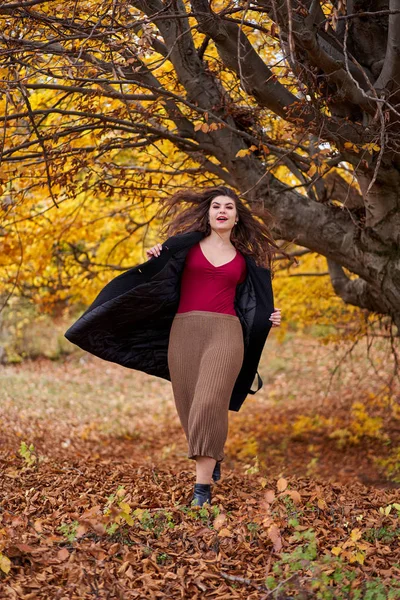 秋の森の中の美しいヒスパニック系の若い女性の肖像 — ストック写真