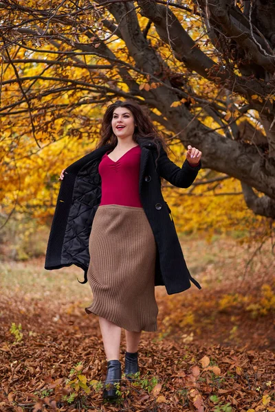 Portret Van Een Mooie Spaanse Jonge Vrouw Een Herfstbos — Stockfoto