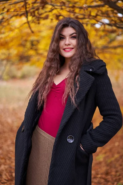 Portrét Krásné Hispánské Mladé Ženy Podzimním Lese — Stock fotografie