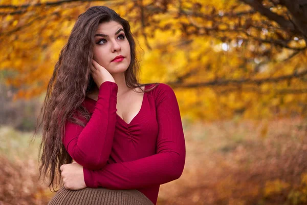 Portret Pięknej Latynoskiej Młodej Kobiety Jesiennym Lesie — Zdjęcie stockowe