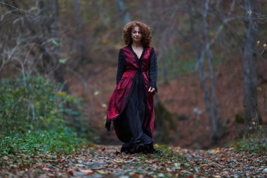 Dışarıdaki retro elbiseli bir kadının portresi.