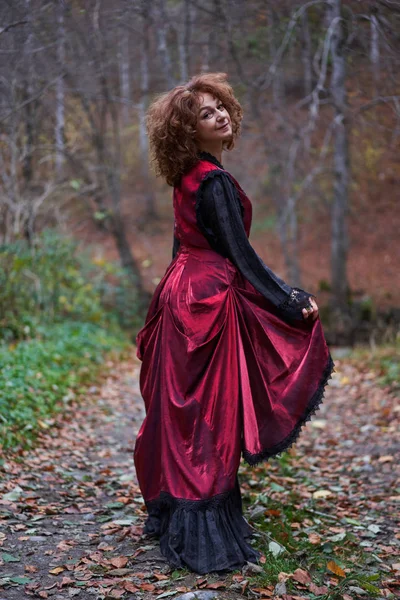 レトロなドレスの女性の肖像屋外 — ストック写真