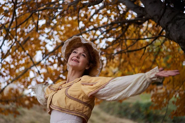 Portrait Une Dame Mature Dans Une Robe Rétro — Photo