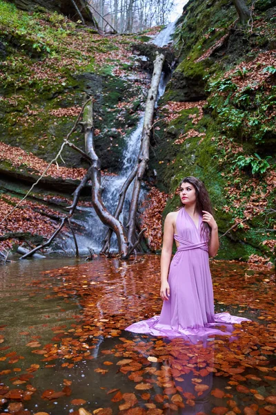 Mooie Jonge Spaanse Vrouw Een Vijver Bij Een Waterval — Stockfoto