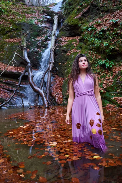 Schöne Junge Hispanische Frau Einem Teich Wasserfall — Stockfoto