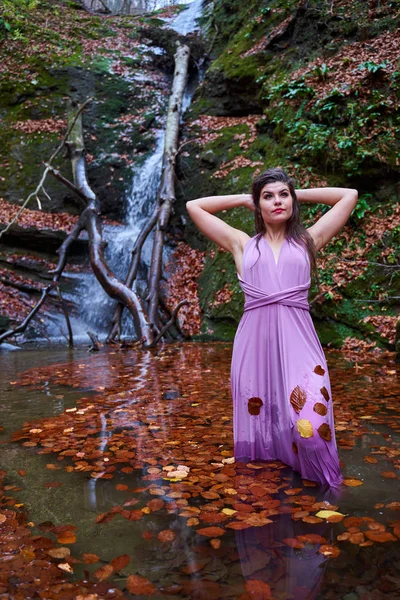Красивая Молодая Латиноамериканка Пруду Водопада — стоковое фото