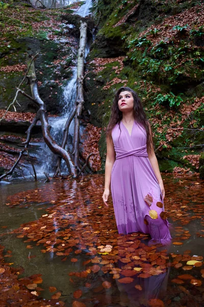 Beautiful Young Hispanic Woman Pond Waterfall — Stock Photo, Image