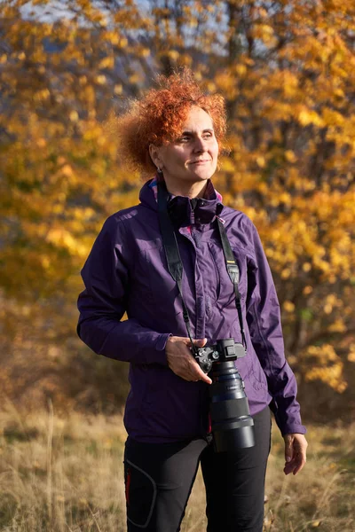 Kavkazský Žena Kamerou Venkovní Parku — Stock fotografie