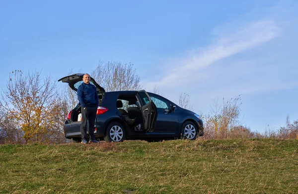 Gelukkige Blanke Man Met Zijn Nieuwe Hatchback Auto — Stockfoto