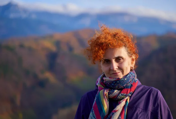 Gros Plan Une Belle Rousse Aux Cheveux Bouclés Femme Plein — Photo