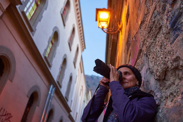 Mulher Fotógrafo Rua Procura Assuntos — Fotografia de Stock