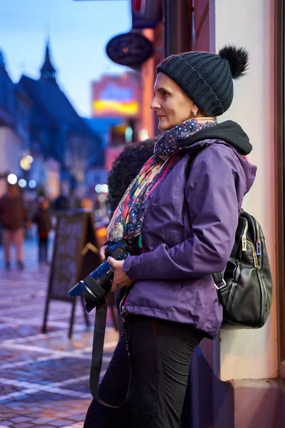Žena Pouliční Fotograf Hledá Subjekty — Stock fotografie