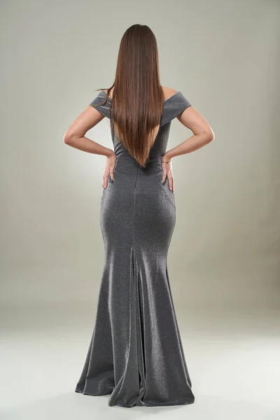 Retrato Comprimento Total Uma Mulher Bonita Vestido Brilhante Longo Tiro — Fotografia de Stock