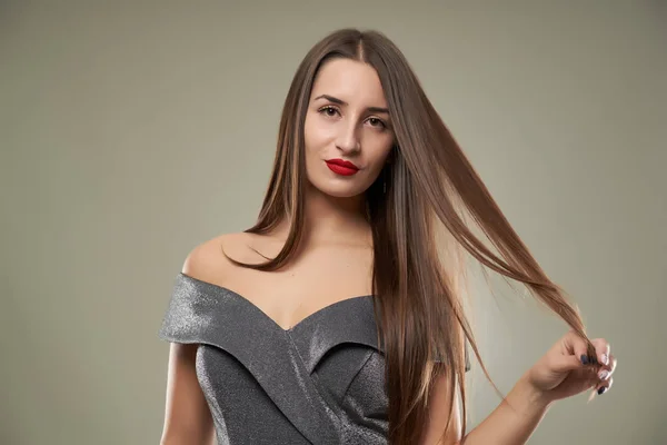 Retrato Cerca Una Hermosa Joven Sobre Fondo Gris — Foto de Stock