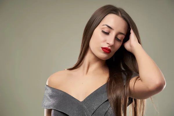 Retrato Cerca Una Hermosa Joven Sobre Fondo Gris —  Fotos de Stock