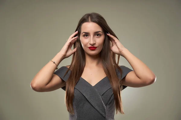 Retrato Cerca Una Hermosa Joven Sobre Fondo Gris — Foto de Stock