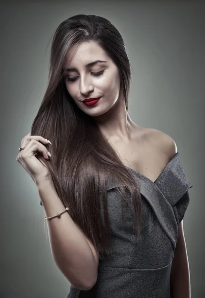 Retrato Cerca Una Hermosa Joven Sobre Fondo Gris — Foto de Stock