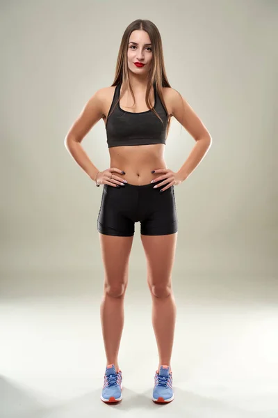 Ung Atletisk Kvinna Poserar Som Fitness Modell Grå Bakgrund — Stockfoto