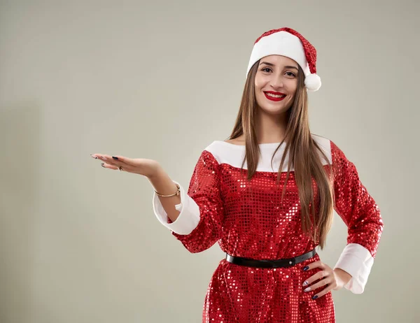 Bella Giovane Donna Come Santa Helper Costume Rosso — Foto Stock