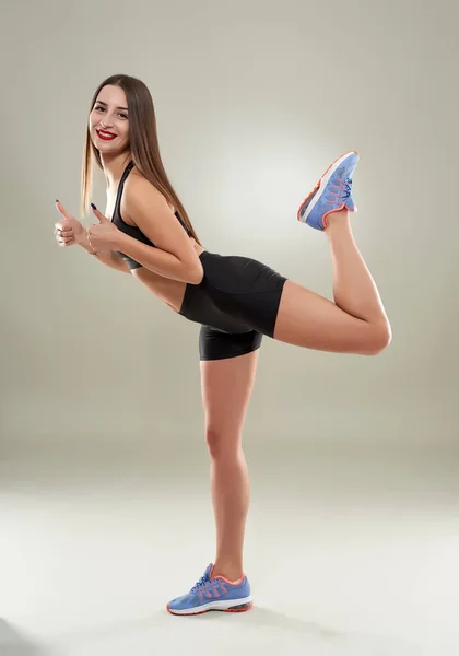 Молода Атлетична Жінка Позує Фітнес Модель Сірому Фоні — стокове фото
