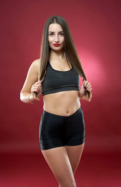 Schöne Junge Frau Beim Workout Auf Rotem Hintergrund — Stockfoto