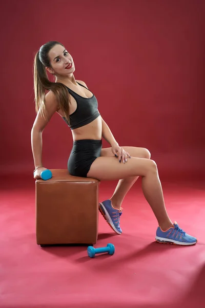 Mooie Jonge Vrouw Doen Workout Rode Achtergrond — Stockfoto