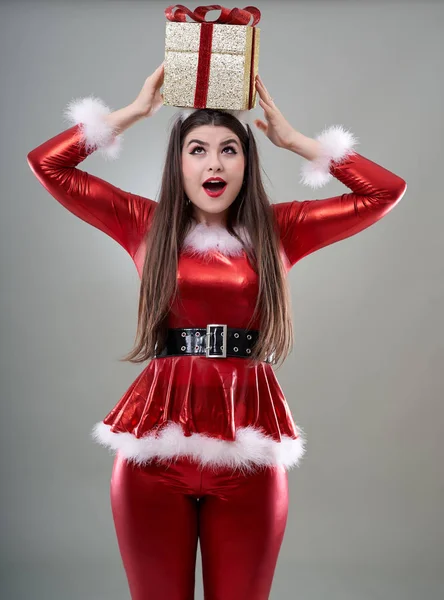 Красива Дівчина Санта Подарунками — стокове фото