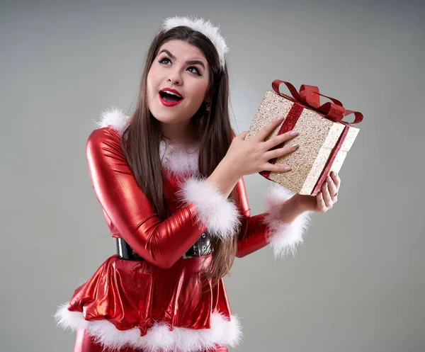 Linda Jovem Santa Menina Ouvindo Caixa Presente Que Ela Está — Fotografia de Stock