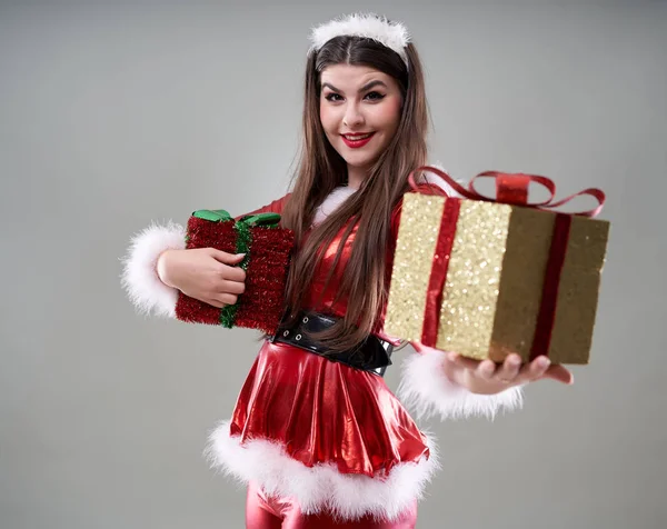 Schöne Junge Weihnachtsmädchen Mit Geschenken Geben — Stockfoto