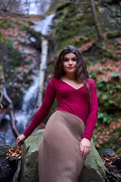 Retrato Una Hermosa Joven Latina Junto Una Cascada —  Fotos de Stock